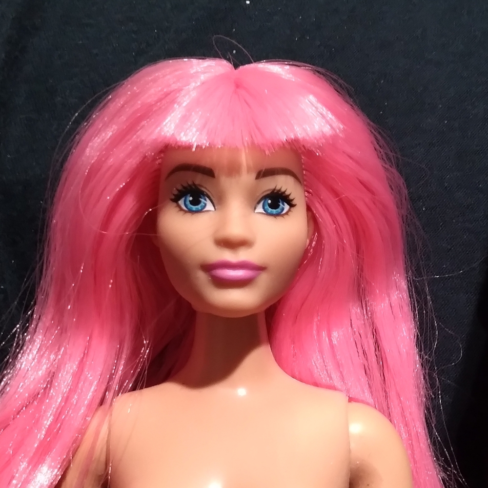 Barbie Daisy Big City, Big Dreams curvy doll pink hair fringe bangs arch feet